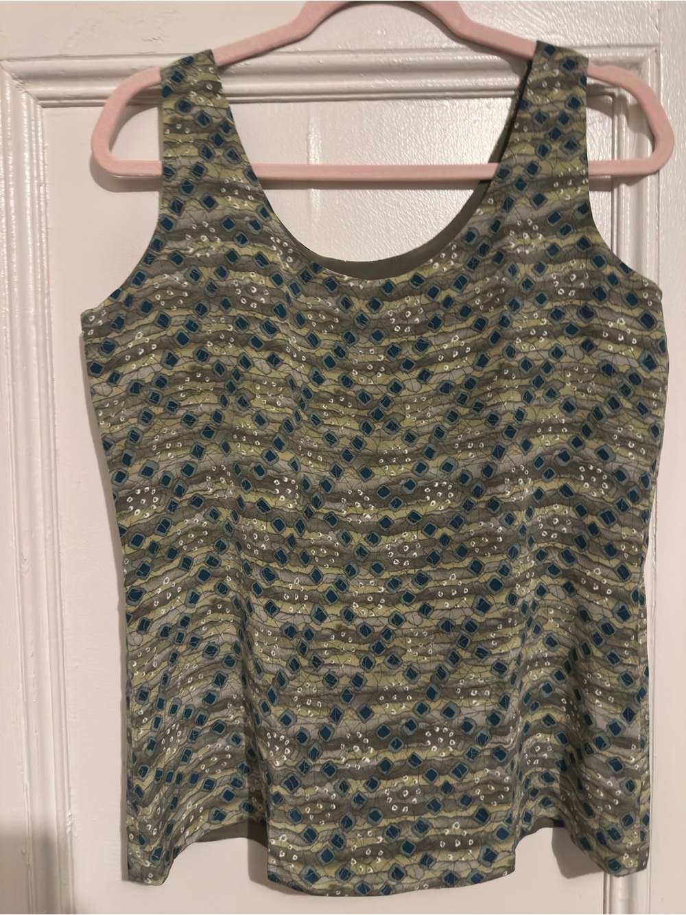Vintage Sleeveless Green Patterned Women's Tank Top. Size 8. Very good condition